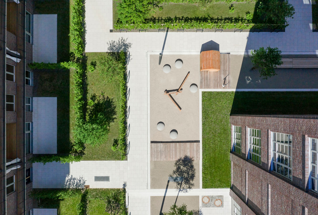 Drohnenaufnahme des begrünten Innenhofs im Neubau Wohnensemble Hafen Eins, Leipzig
