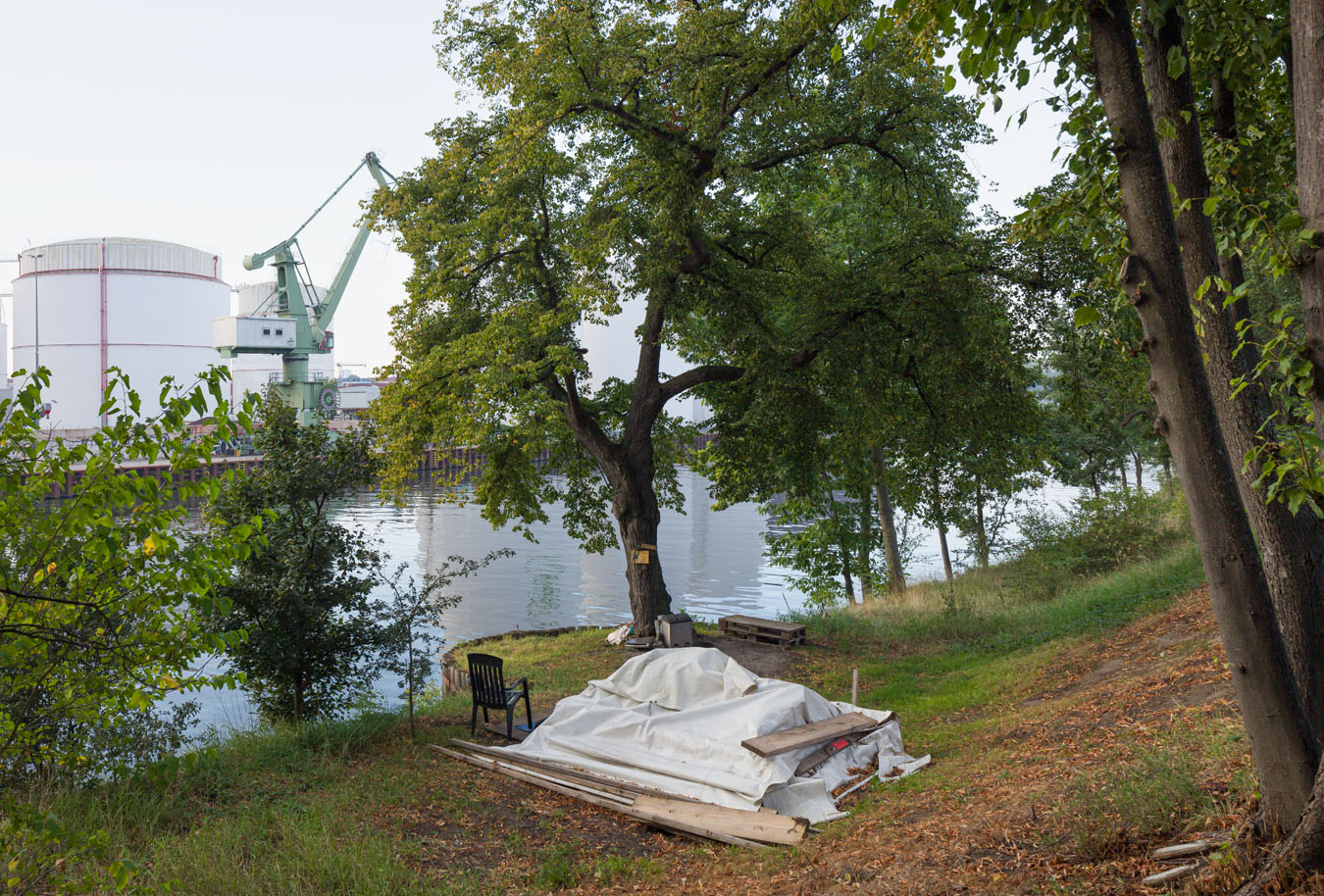 Ohne Wohnung · Stefan Dauth zeigt fragile Rückzugsorte, die von Unsichtbaren gebaut und wieder aufgegeben wurden · Stefan Dauth © VG Bild-Kunst, Bonn 2025