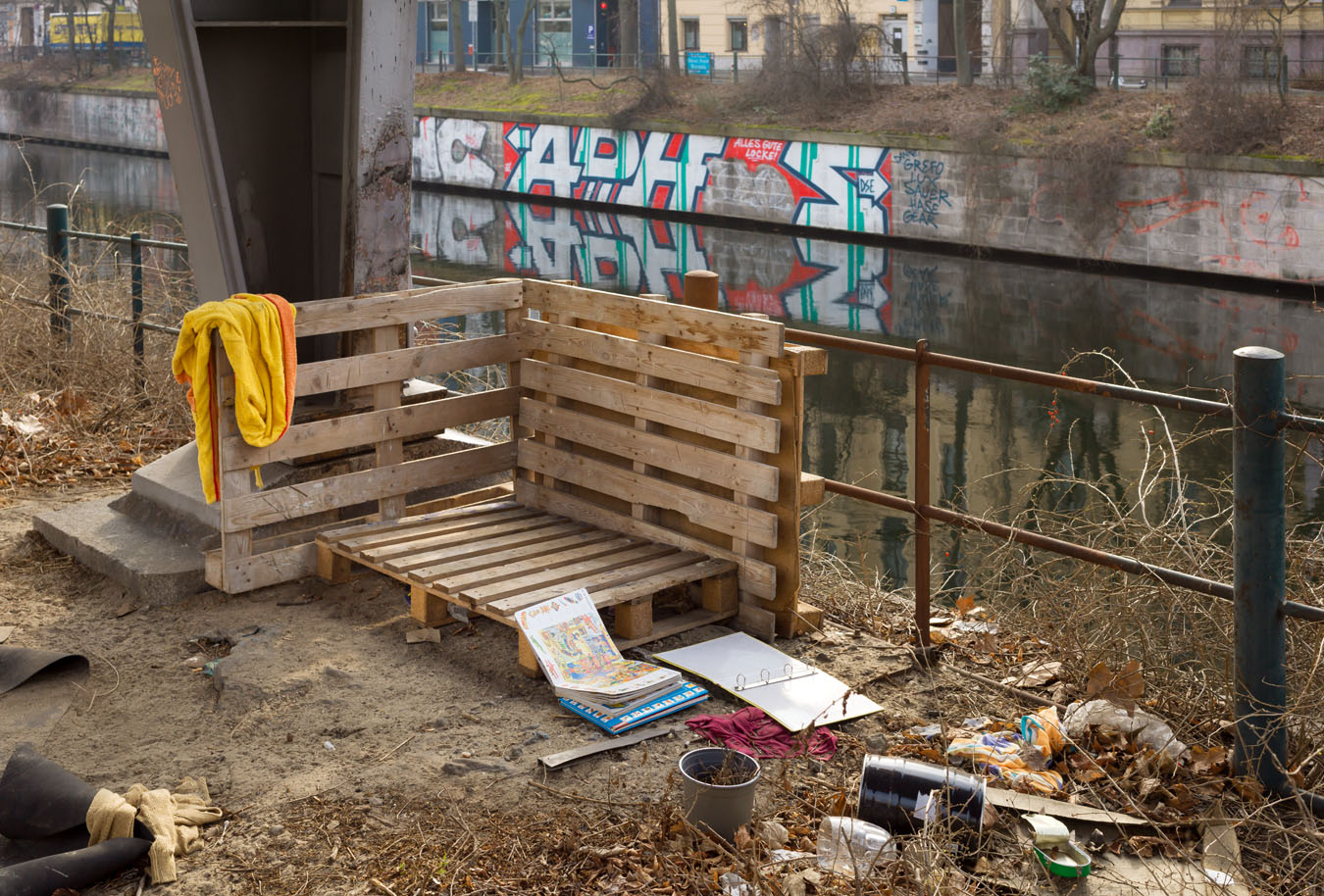Ohne Wohnung · Stefan Dauth zeigt fragile Rückzugsorte, die von Unsichtbaren gebaut und wieder aufgegeben wurden · Stefan Dauth © VG Bild-Kunst, Bonn 2025
