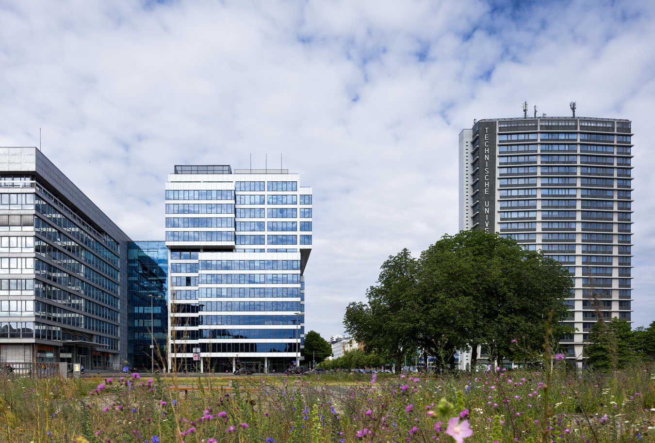 Denkmalgeschützten Bürohochhaus am Ernst-Reuter-Platz in Berlin mit blauen Isolierglasbändern und weißen Aluminiumbrüstungen