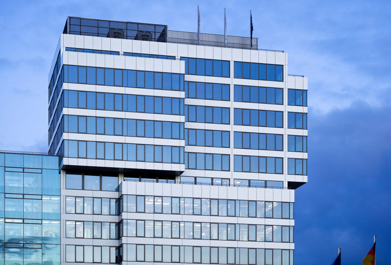 Denkmalgeschützten Bürohochhaus am Ernst-Reuter-Platz in Berlin mit blauen Isolierglasbändern und weißen Aluminiumbrüstungen