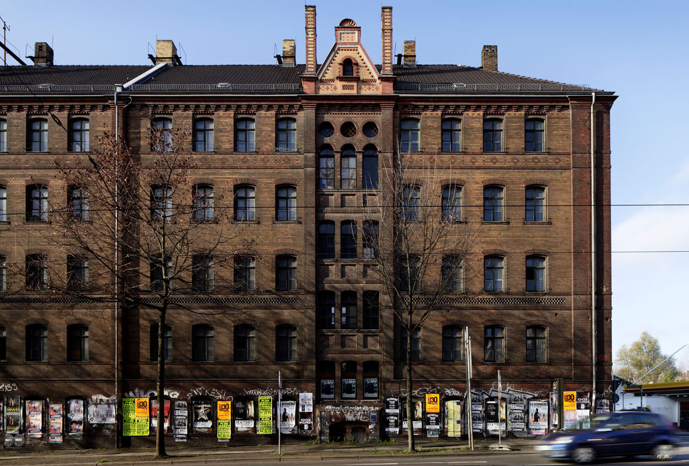 Fassade und Strassenansicht Denkmalensemble Salomonstift Leipzig im unsanierten Zustand (vorher)