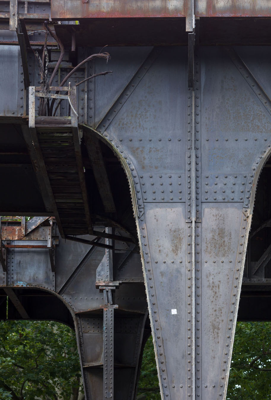Ein Detail der beiden Stahlviadukte in der Nähe des Bahnhofs Wernerwerk.