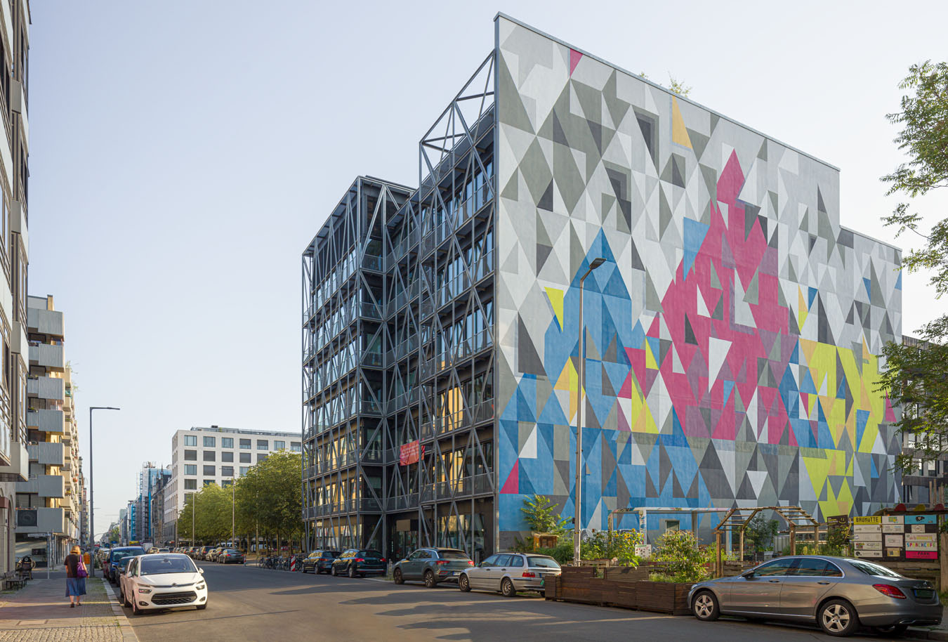 Blick Richtung Checkpoint Charly, Verlagshaus der taz von E2A Architekten (Zürich), offene Stahlstruktur und farbige Fassadengestaltung von Françoise Schein