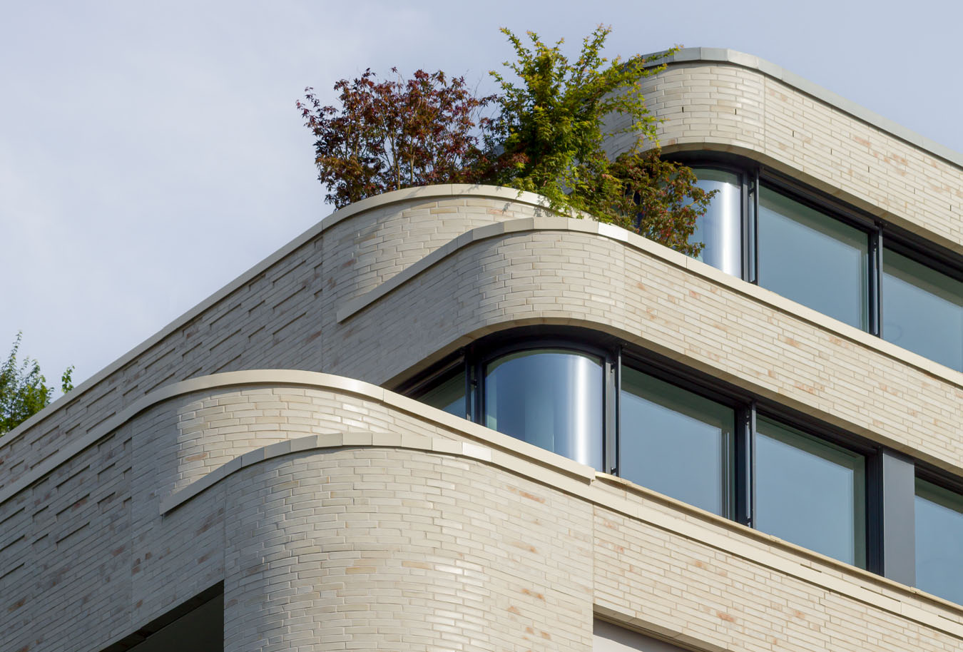 Detail der Fassade und Balkone mit Bepflanzung NeuHouse von Gewers Pudewill