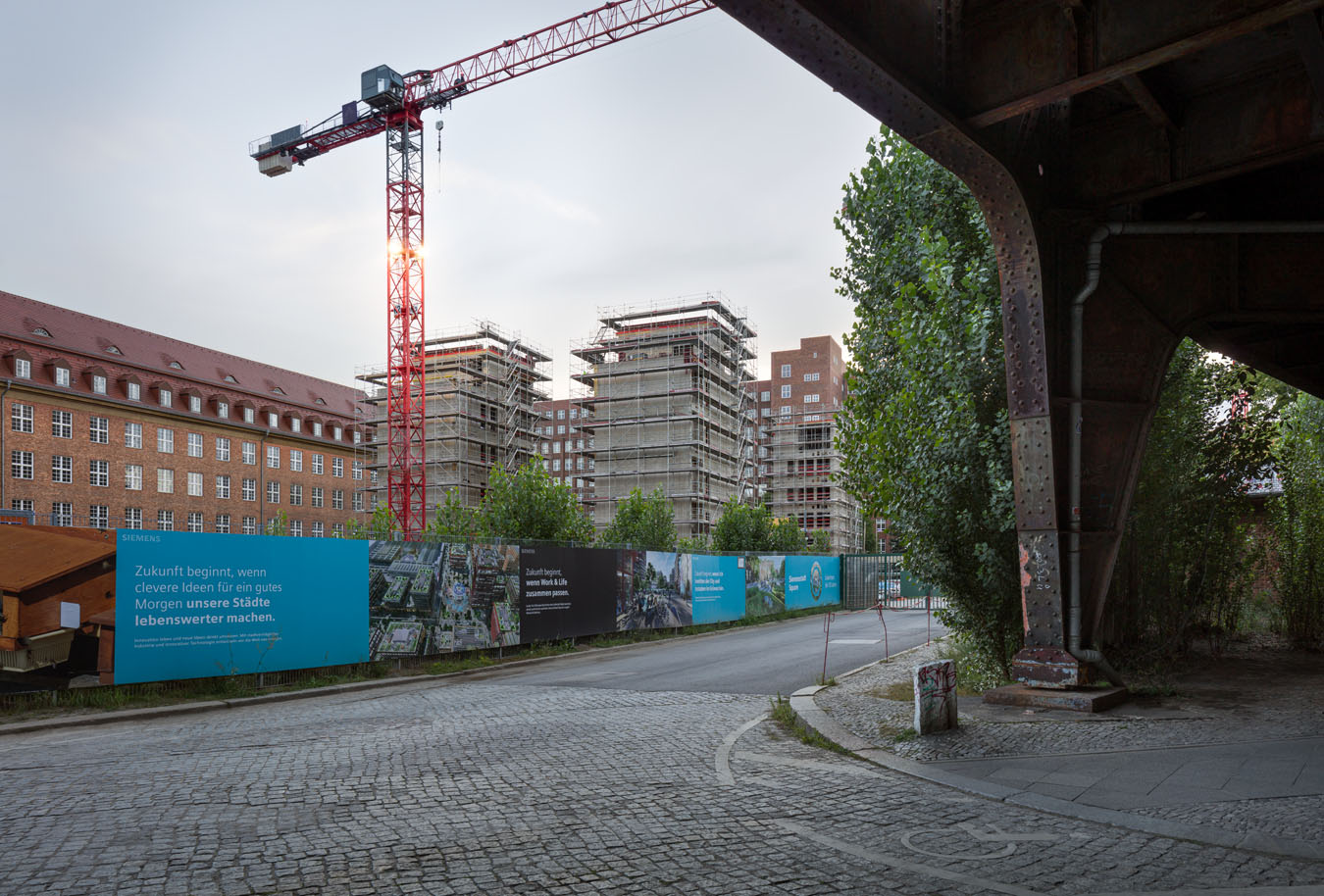 Zu sehen sind der Stahlviadukt und der Baustellenzugang zur neuen Siemensstadt Square.