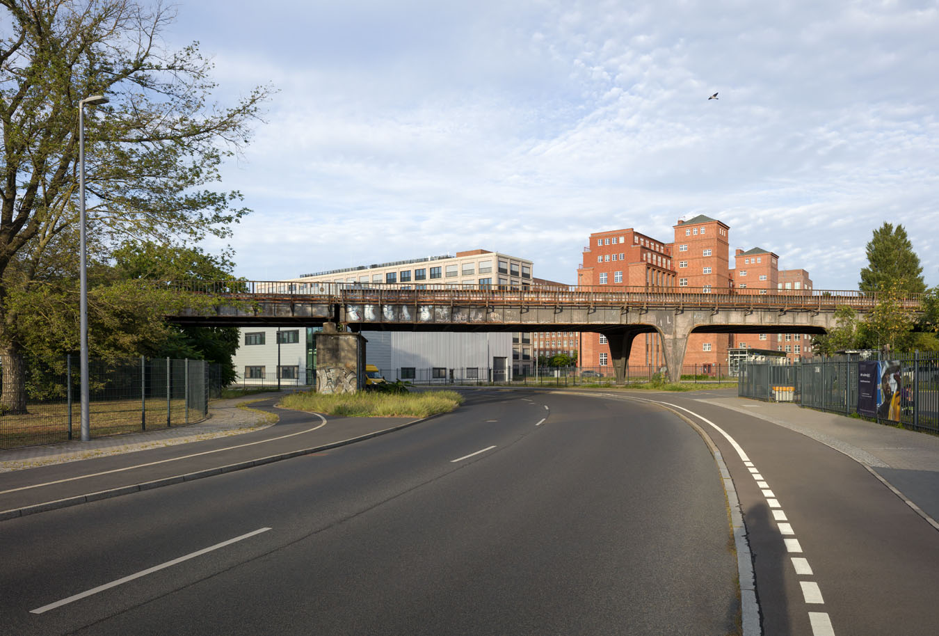 Das Stahlviadukt führt mitten durch ein Ensemble aus Industriearchitektur.