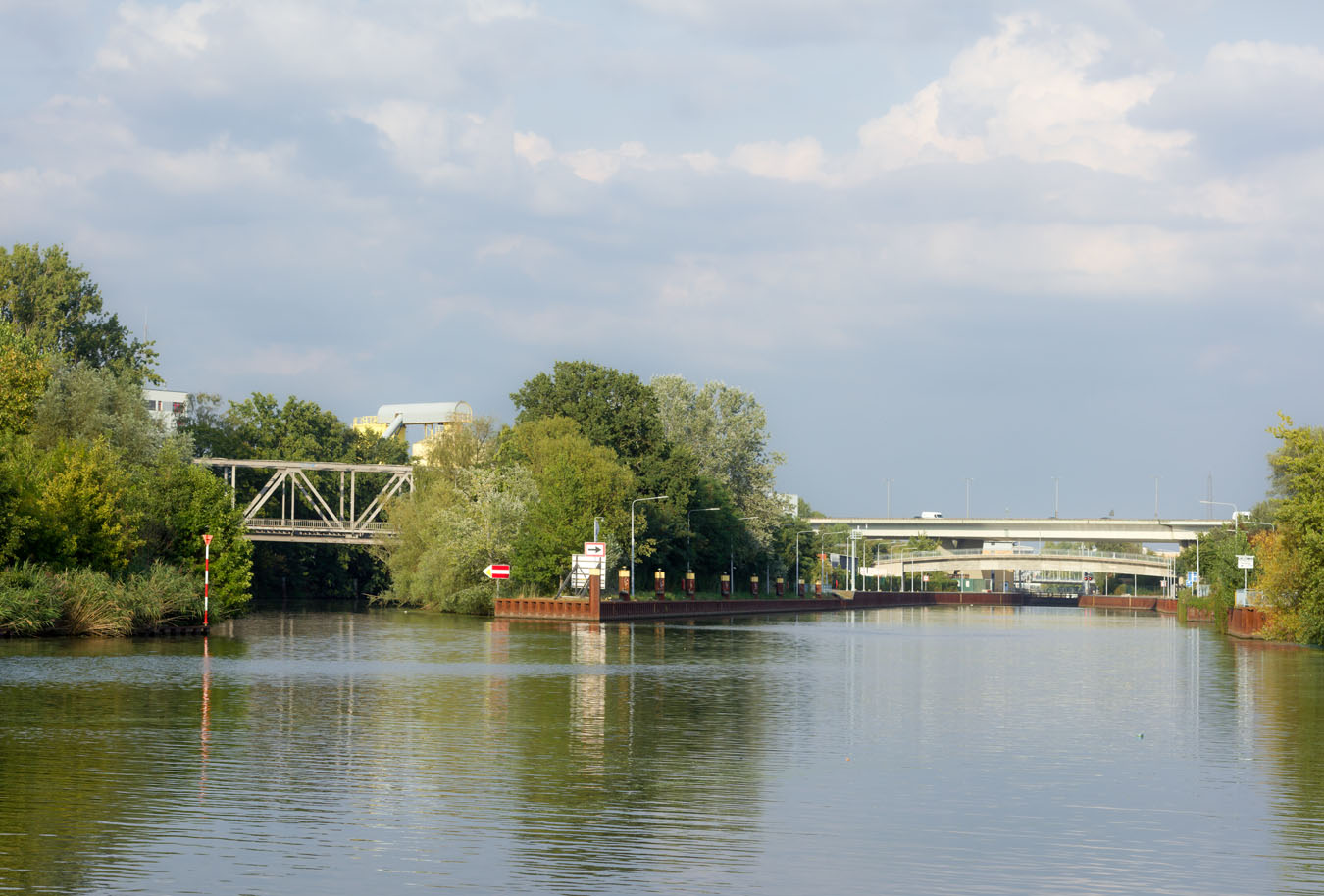 Links die Stahlbrücke der Siemensbahn, rechts die Rudolf-Wissell-Brücke. Abstimmung mit dem Bauvorhaben der A 100, um Konflikte zu vermeiden.