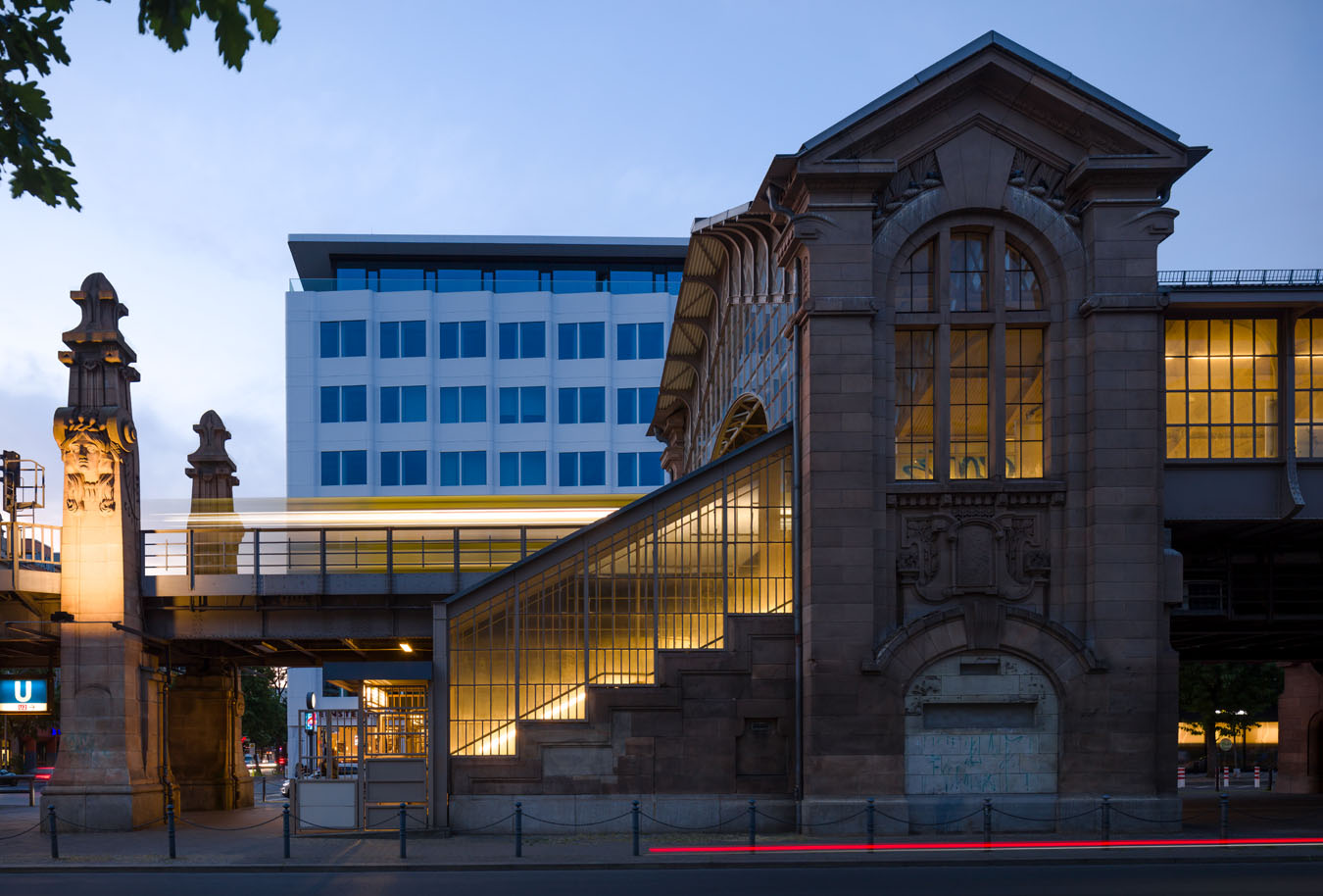 Historischer Hochbahnhof Bülowstraße in Berlin-Schöneberg mit Sandsteinportal und filigraner Eisenkonstruktion, entworfen von Bruno Möhring im Jugendstil in der blauen Stunde