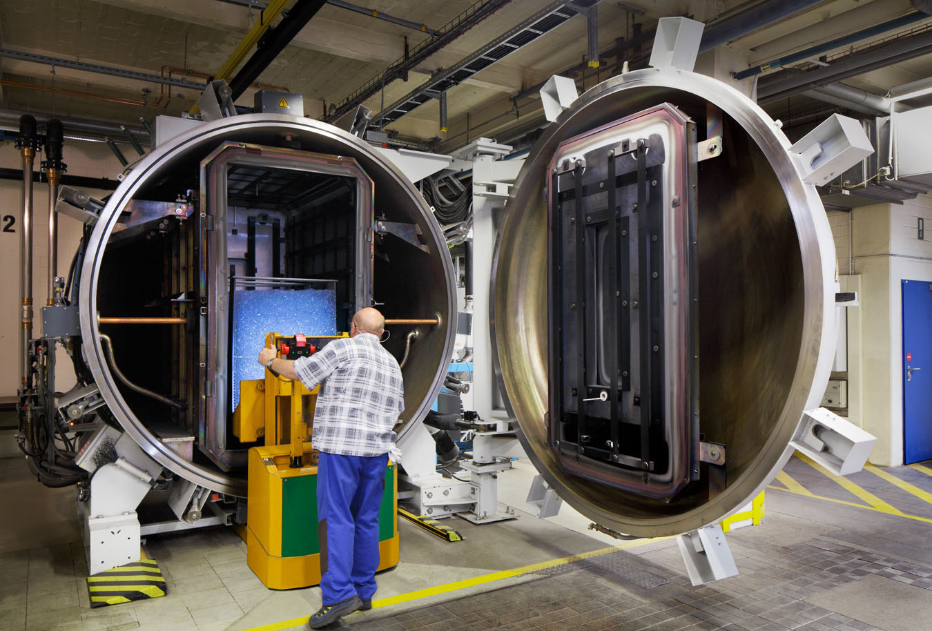 Arbeiter am Ofen im Historischen Glaswerk der OSRAM GmbH in Berlin.