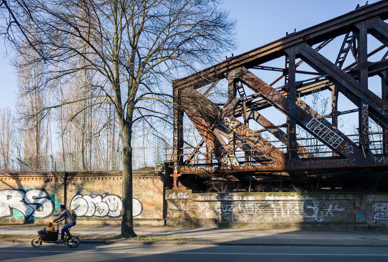 Papa und Kind fahren in einem Lastenfahrrad und bestaunen die Liesenbrücken.