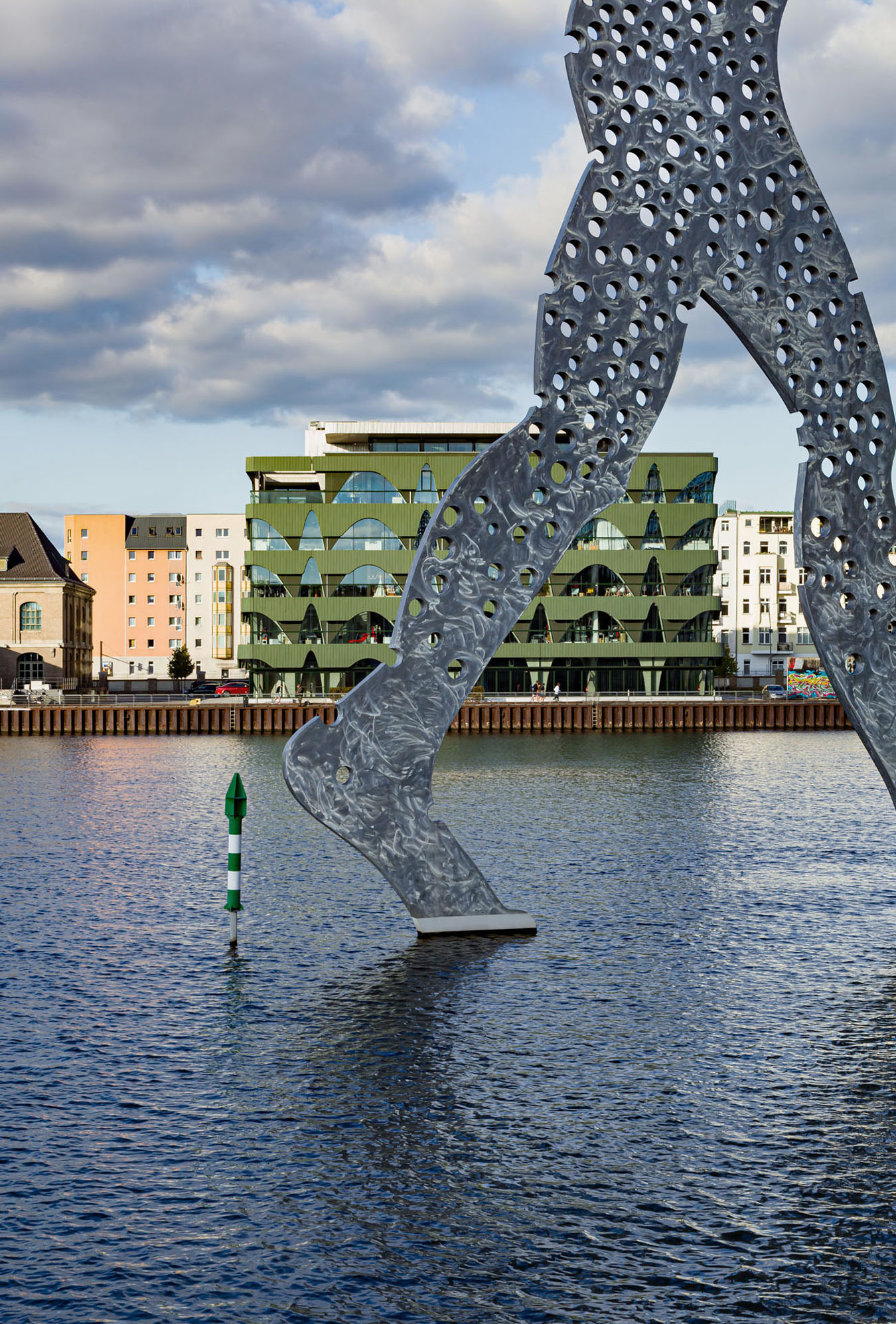 Spree, Modezentrum und Skulptur