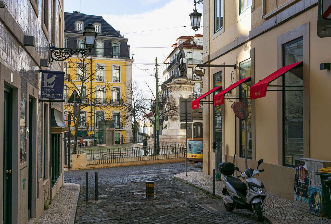 Haltestelle Praça Luís de Camões: Öffentlicher Platz als Treffpunkt.