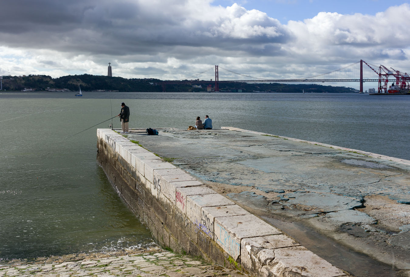 Am Ufer des Tejo kreuzen sich die Wege von Locals und Tourist:innen nur selten.
