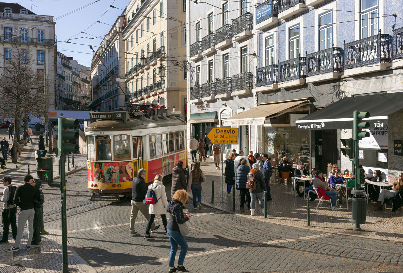Am Praça Luís de Camões – wo sich Tourist:innen und Einheimische täglich begegnen.