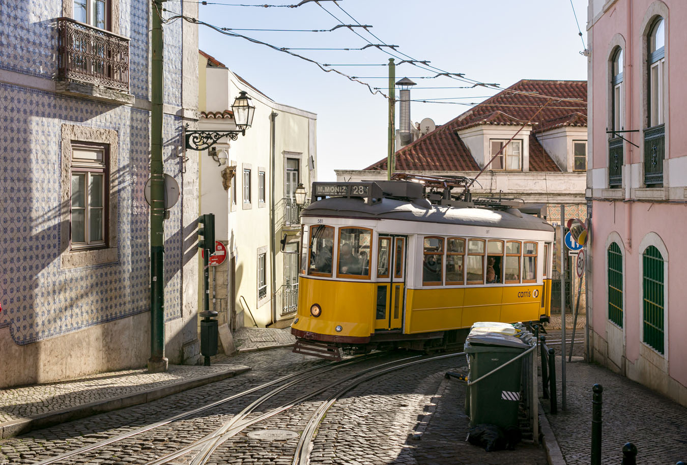 Tram 28 in den engen Gassen der Alfama – hier teilen sich Tourist:innen und Einheimische denselben Raum.