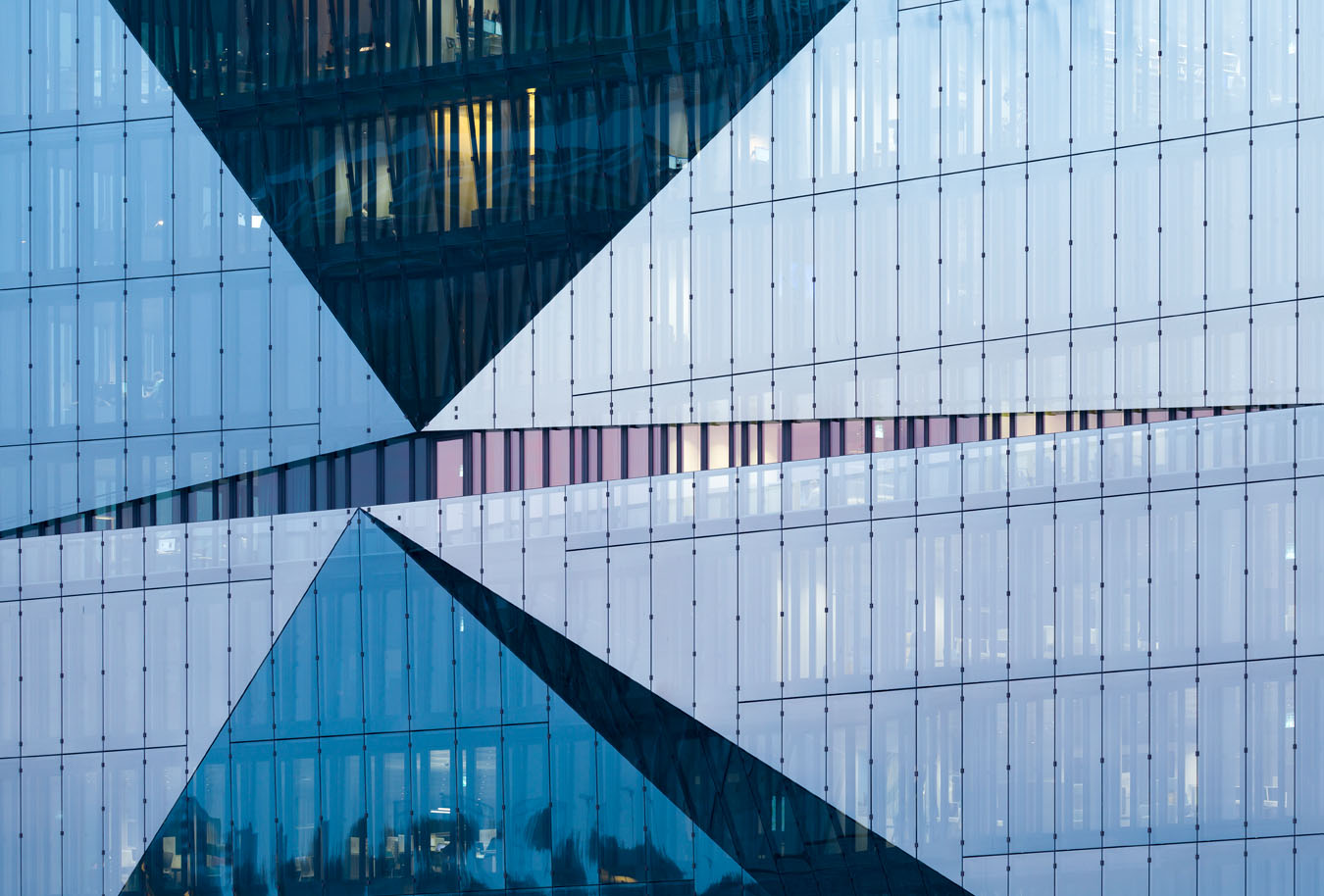 Detailaufnahme in der blauen Stunde - Cube Berlin in der Europacity Berlin.