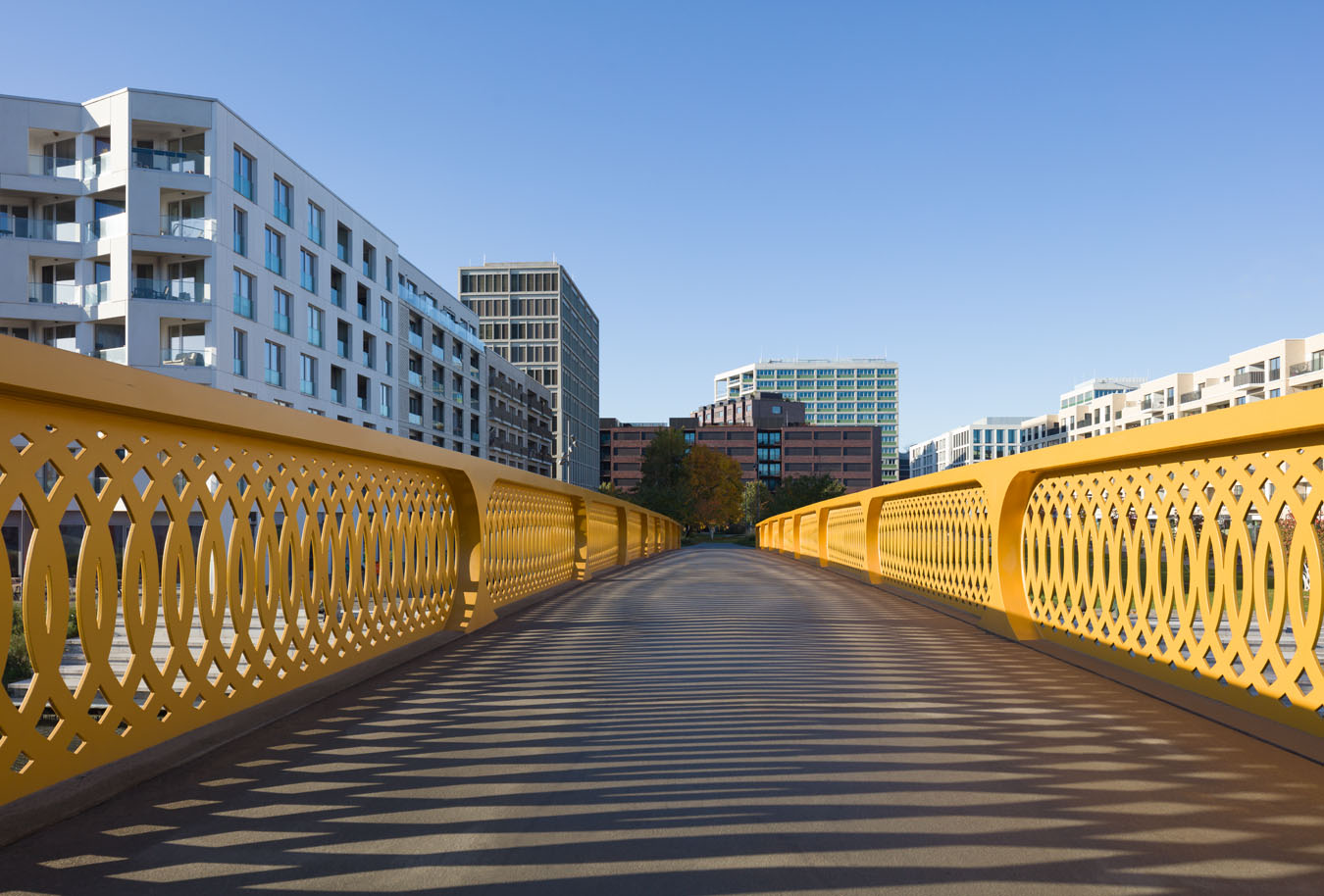Architekturfotografie, Lichtspiel auf dem Golda-Meir-Steg in der Europacity in Berlin.