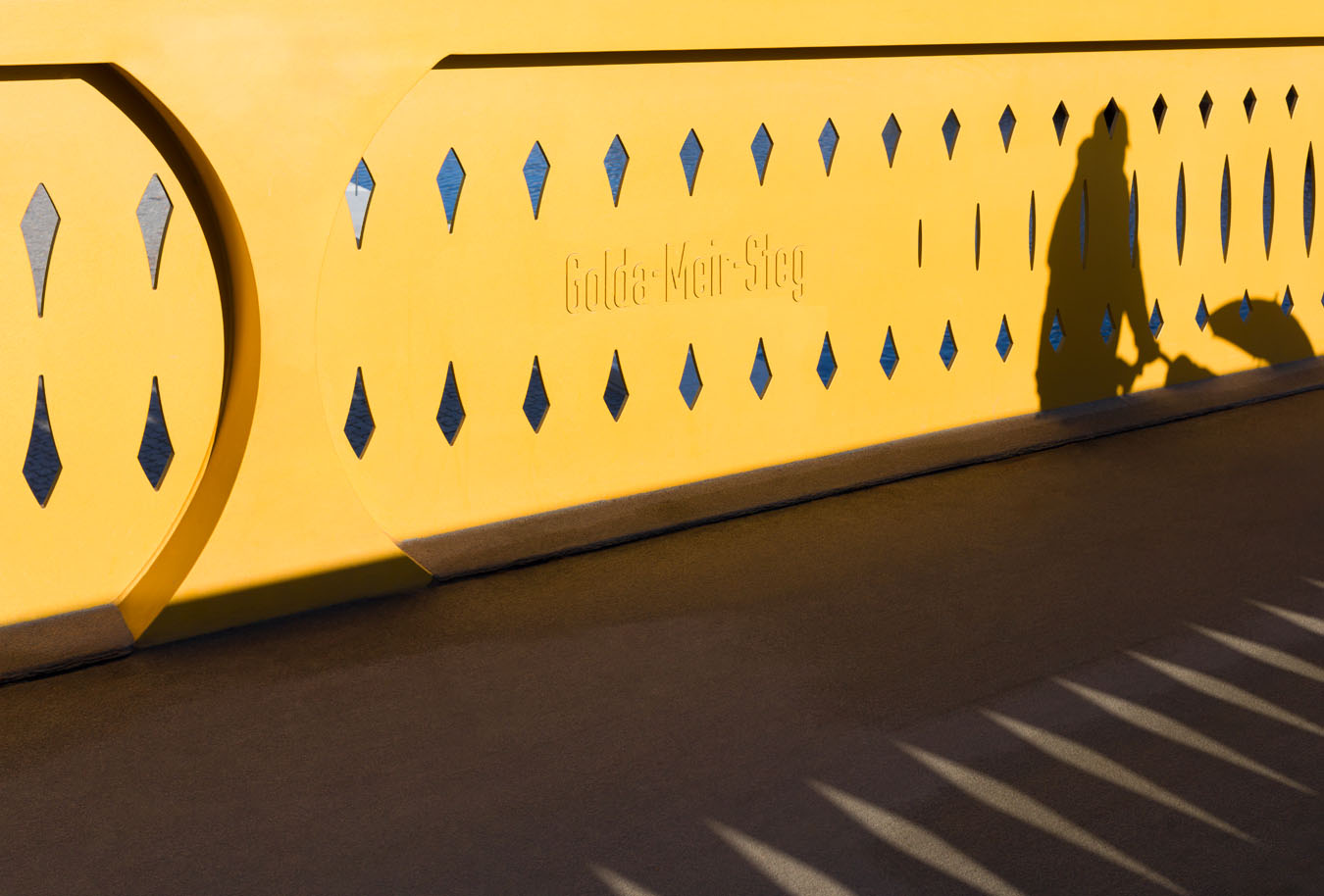 Architekturfotografie, Schattenspiel auf dem Golda-Meir-Steg in der Europacity in Berlin.