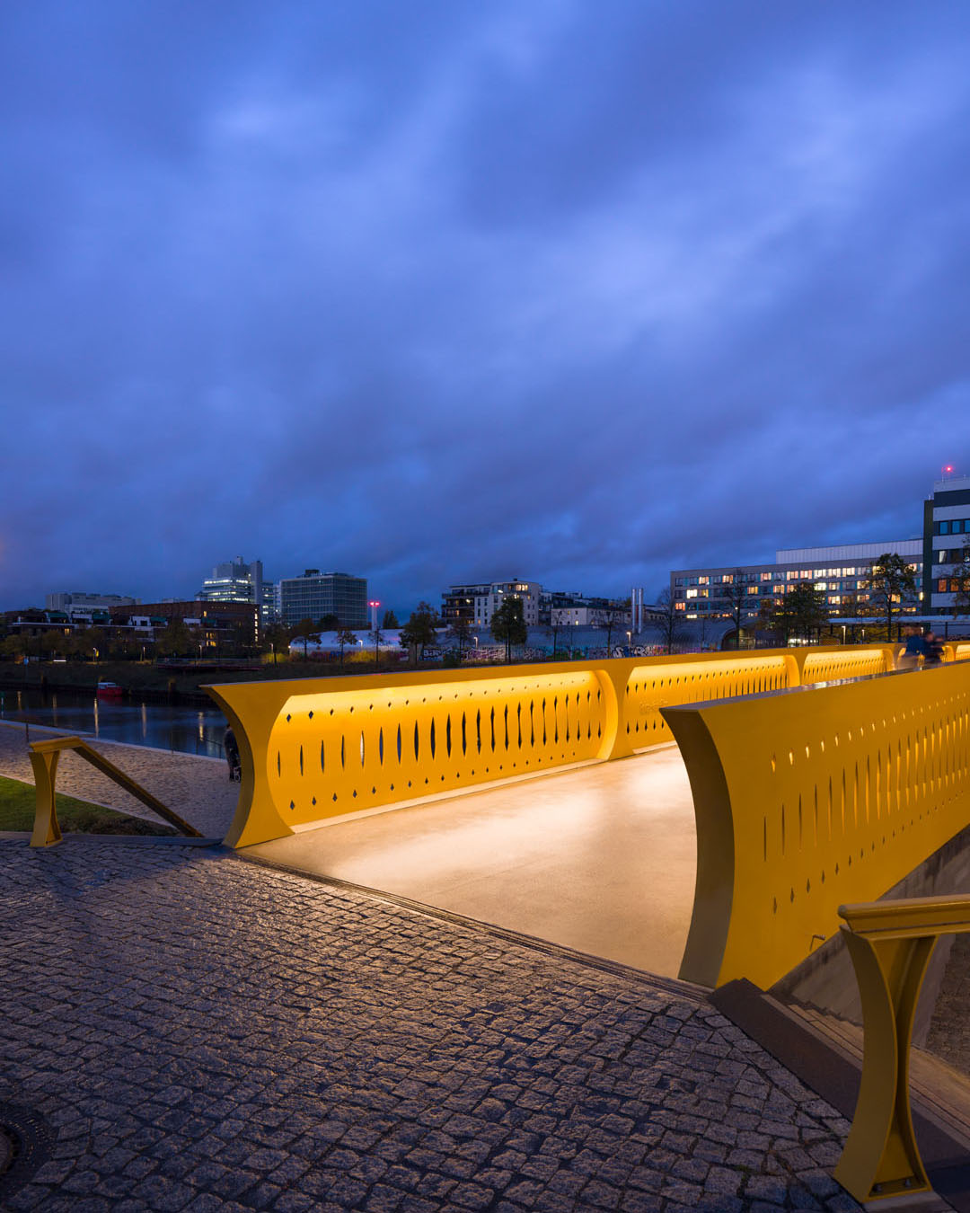 Beleuchtung der Brücke in der Europacity.