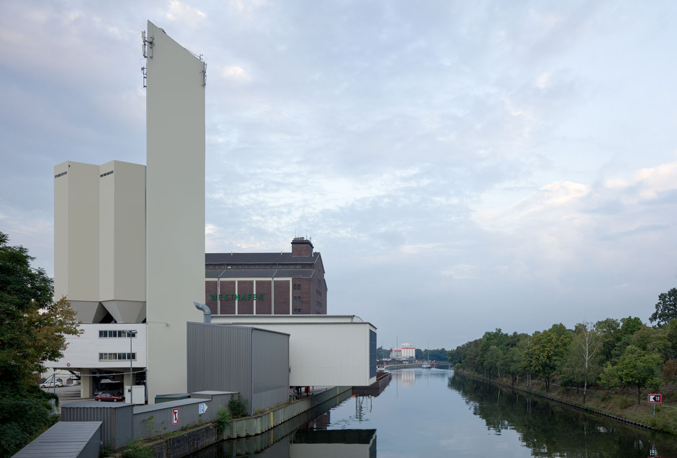 Am Westhafen · Stefan Dauth © VG Bild-Kunst, Bonn 2025