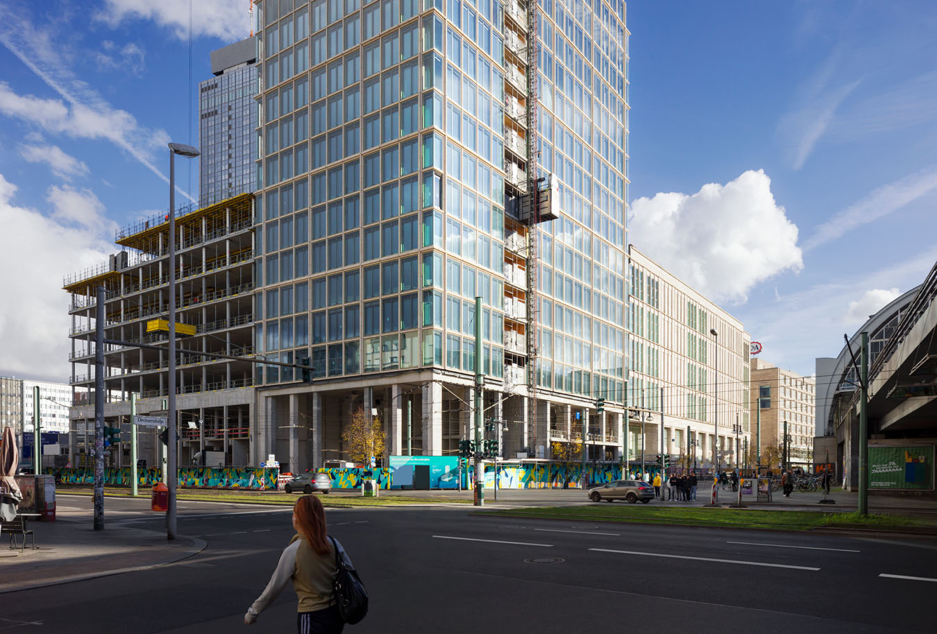 Ecke Dircksenstraße, Baudokumentation des Hochhausturms mit Erweiterung eines Warenhauses.