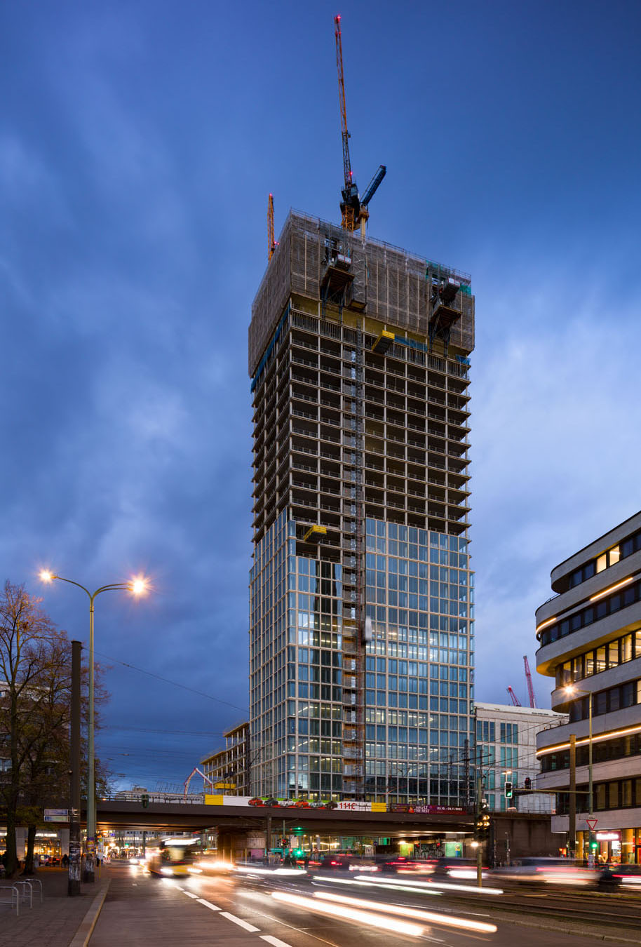 Architekturfotografie und Baudokumentation des Hochhausturms mit Blick auf den Fernsehturm.