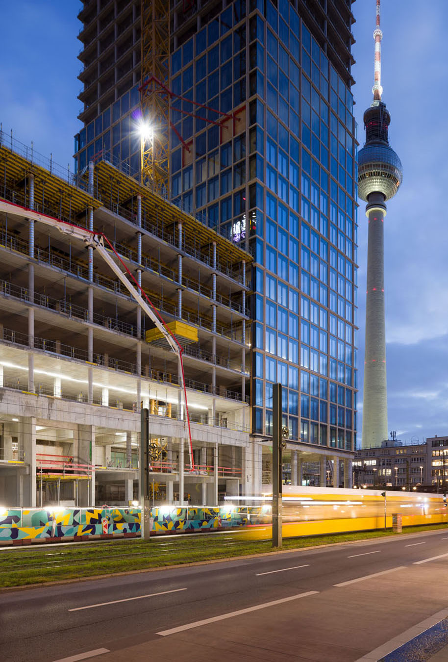 Architekturfotografie und Baudokumentation des Hochhausturms mit Blick auf den Fernsehturm.