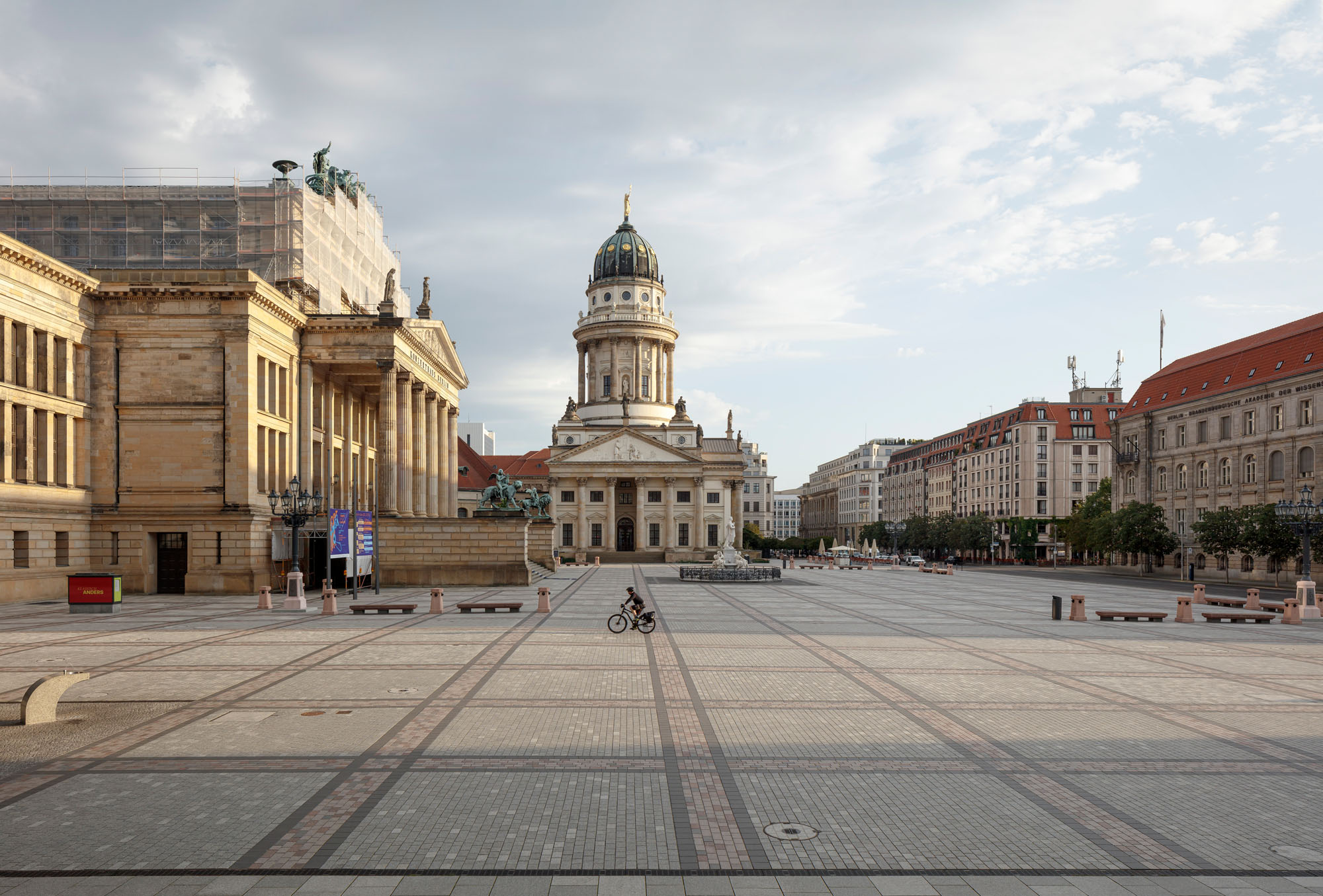 Blick über den Gendarmenmarkt mit Konzerthaus und Französischem Dom – Mischung aus Barock, Klassizismus und DDR-Postmoderne
