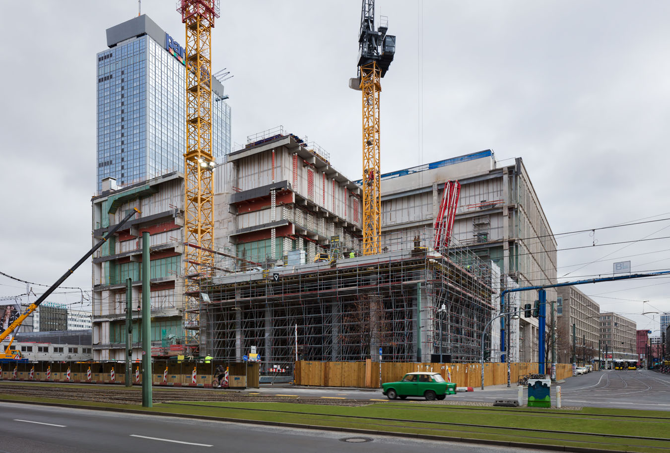 Ein Trabbi fährt an der Baustelle MYND vorbei.