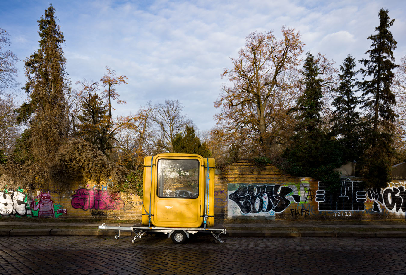 Ikonisches modulares Stadtelement K67 von Saša J. Mächtig (1966), abgestellt in Berlin-Kreuzberg