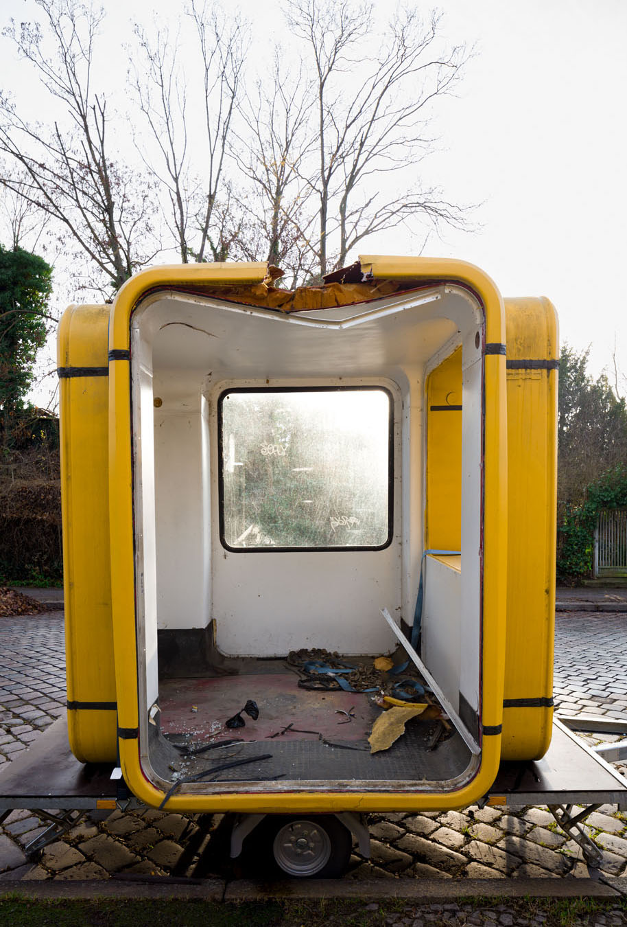 Ikonisches modulares Stadtelement K67 von Saša J. Mächtig (1966), abgestellt in Berlin-Kreuzberg