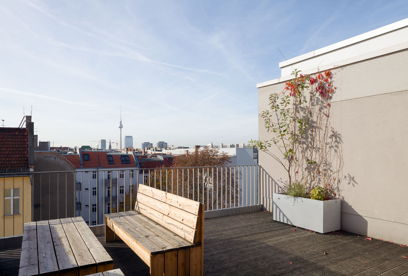 Gemeinschaftsterrasse der Baugruppe, Blick zum Alexanderplatz, Berlin.