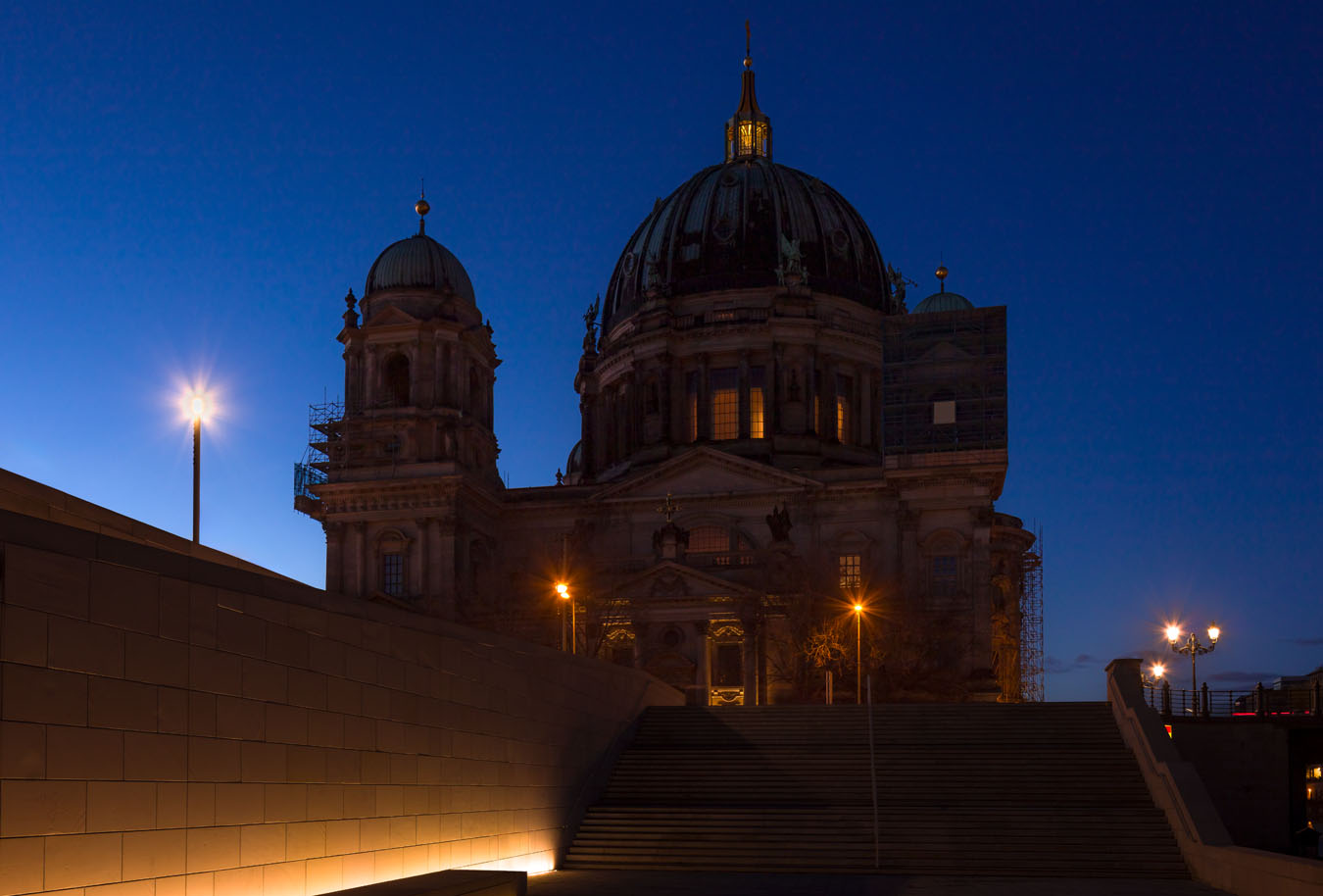 Berliner Dom in der Dunkelheit.