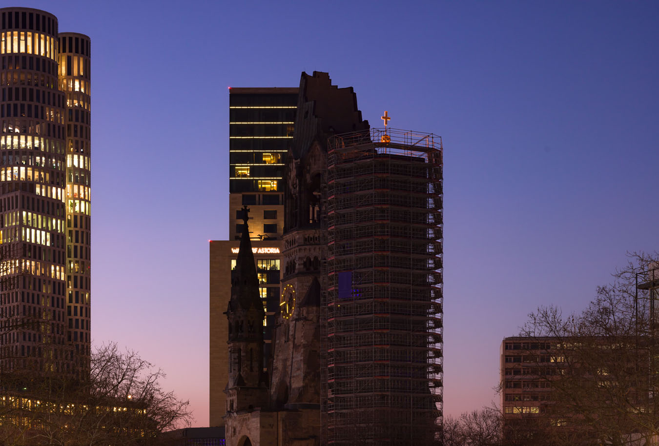 Kaiser-Wilhelm-Gedächtniskirche in der Dunkelheit.