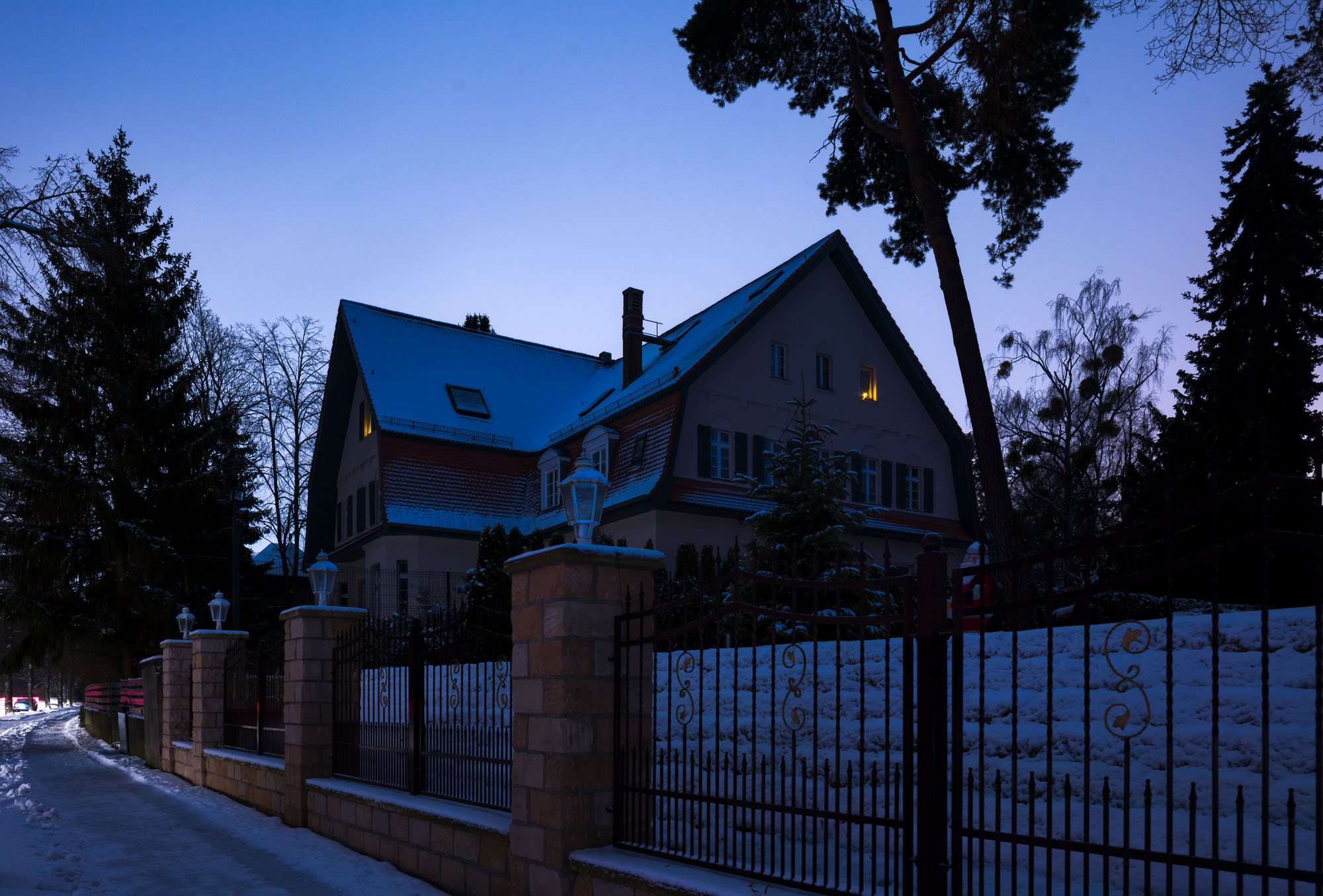 Straße und Wohnhaus ohne Strom.