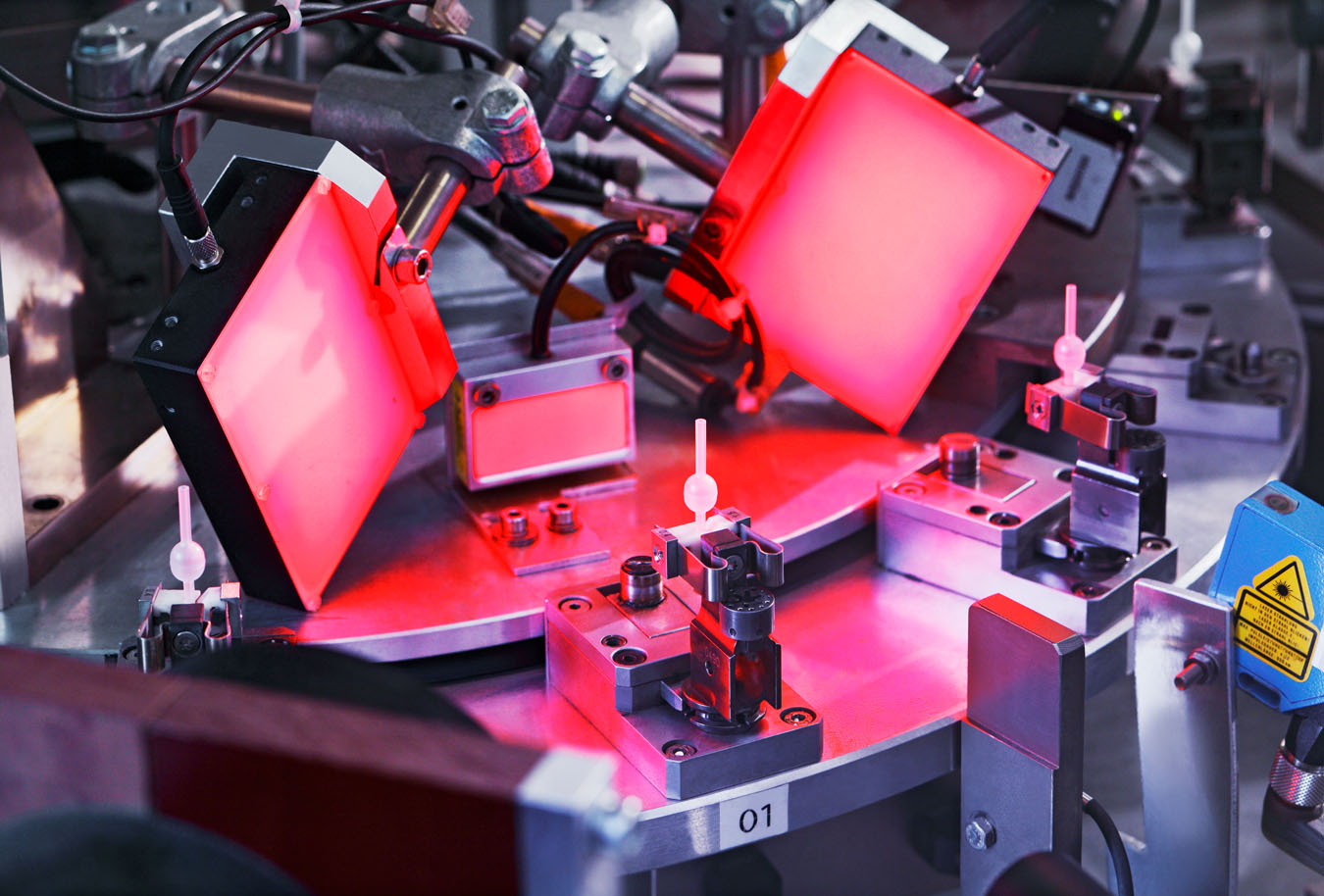 Fertigungsprozesse und Qualitätsprüfung mit Rotlicht.