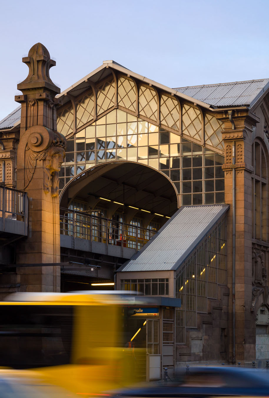 Busanbindung direkt am Bahnhof.