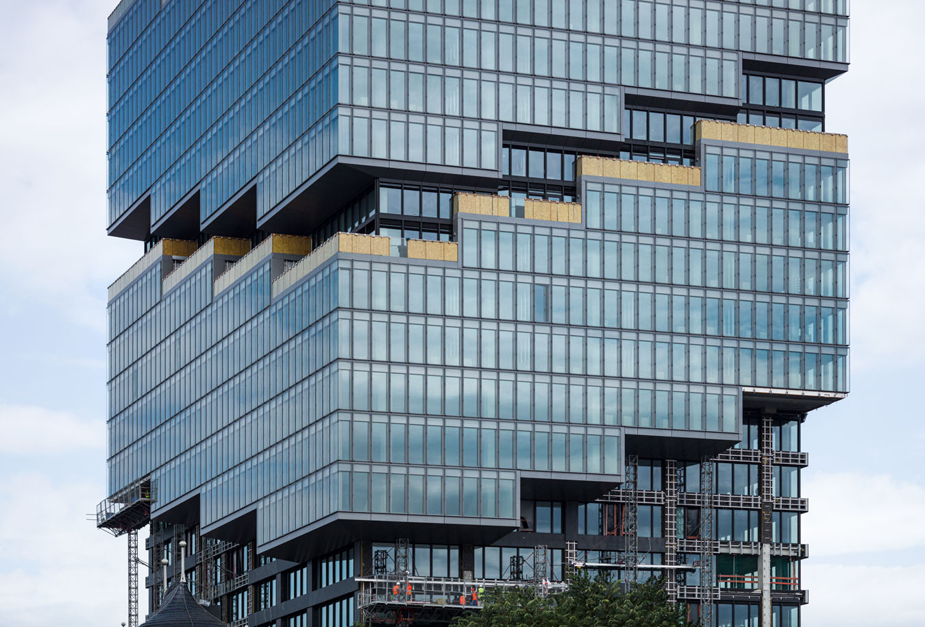 Fassade des Bürohochhauses EDGE East Side Tower im Bau.