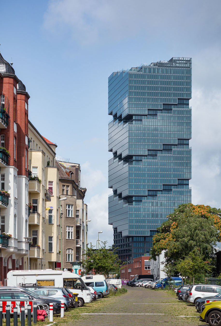 Blick von Osten in Richtung Warschauer Straße mit Altbauten im Vordergrund