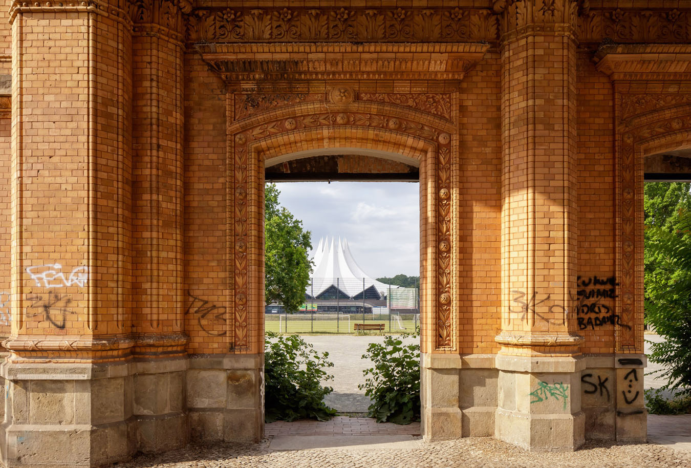 Ruine des Backsteinportals des Anhalter Bahnhofs in Berlin mit Blick auf das Tempodrom