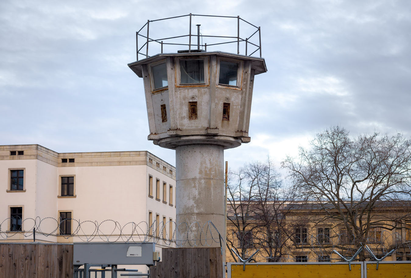 DDR-Wachturm auf einer Baustelle nahe dem Potsdamer Platz in Berlin