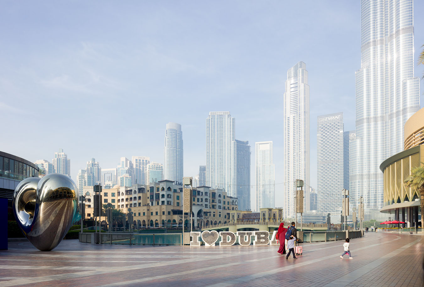 Dubai, Stadtraum am frühen Vormittag.