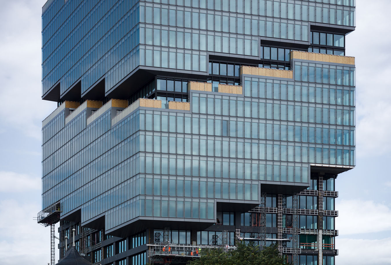 Architektur im Prozess. Die Aufnahme zeigt den Estrel Tower während der Bauphase und verweist auf die räumlichen Veränderungen eines wachsenden Stadtquartiers.