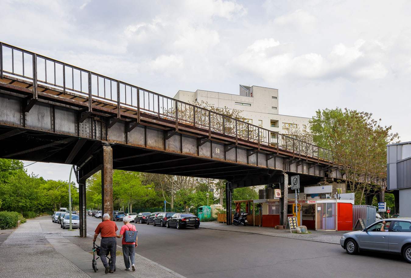Historisches Stahlviadukt der Siemensbahn in Berlin.