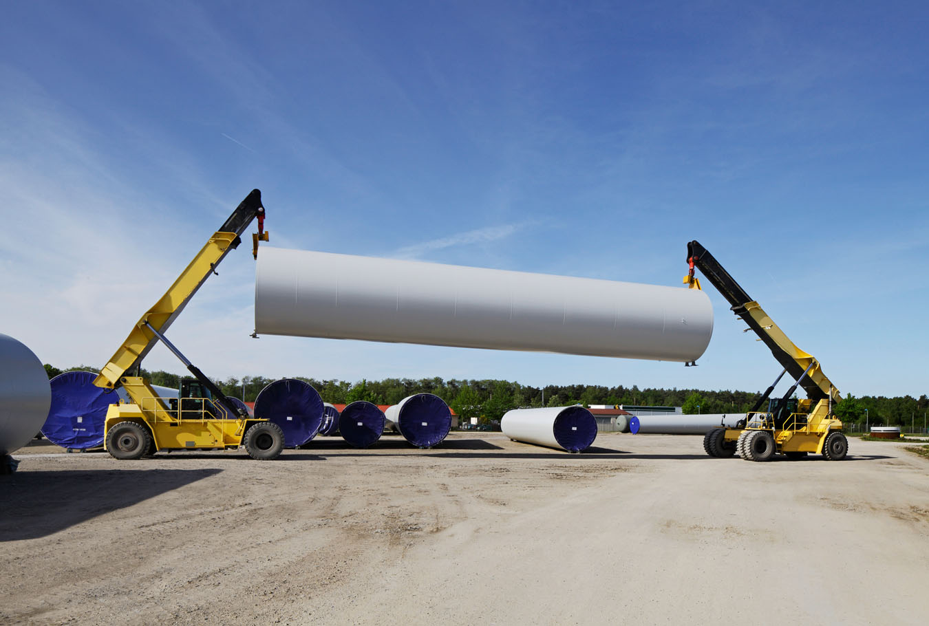 Transport eines Windturmsegments mit zwei Kränen