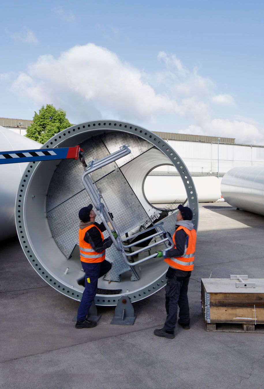 Mitarbeiter am Windturmsegment im Außenbereich