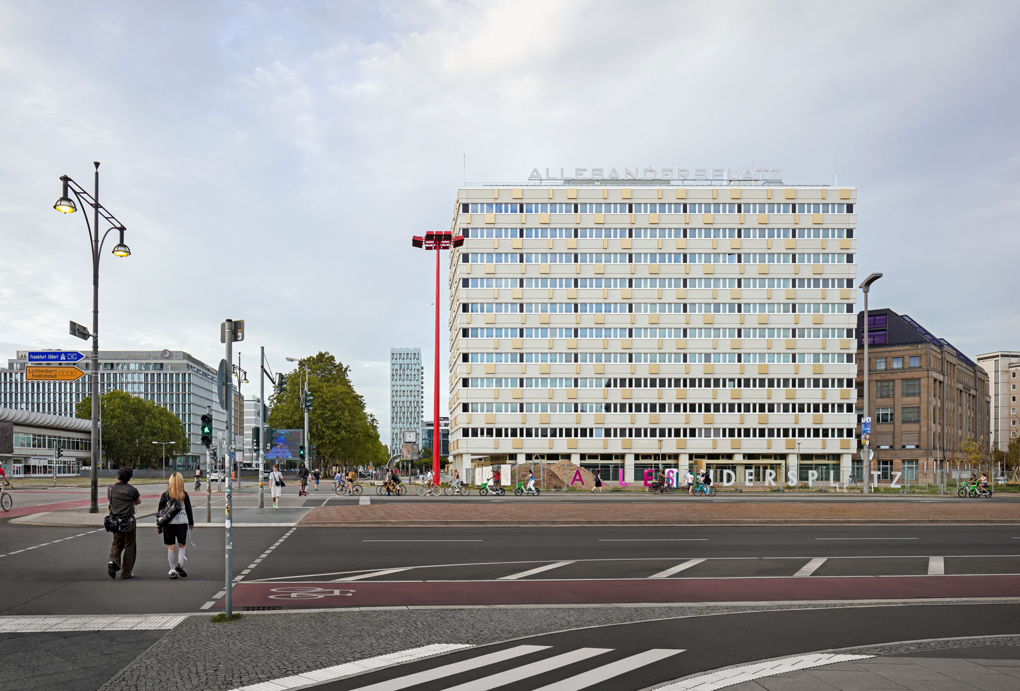 Fassade des Haus der Statistik am Alexanderplatz mit dem angrenzenden Straßenraum.