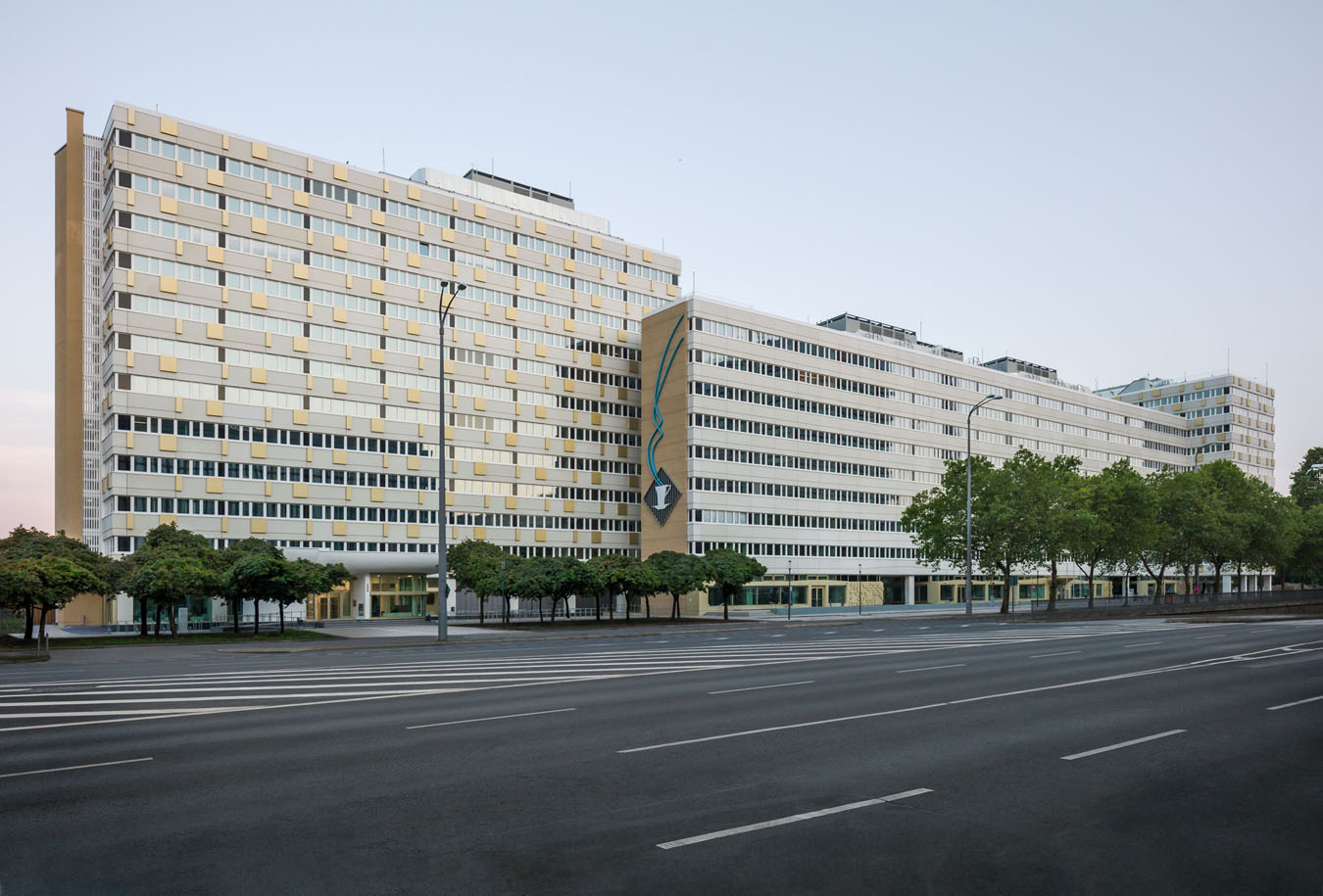 Haus der Statistik am Alexanderplatz in Berlin mit langgestreckter Fassade und Straßenraum.