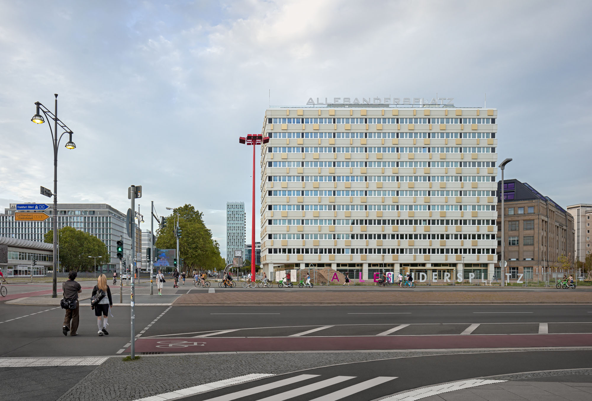 Fassade des Haus der Statistik am Alexanderplatz mit dem angrenzenden Straßenraum.
